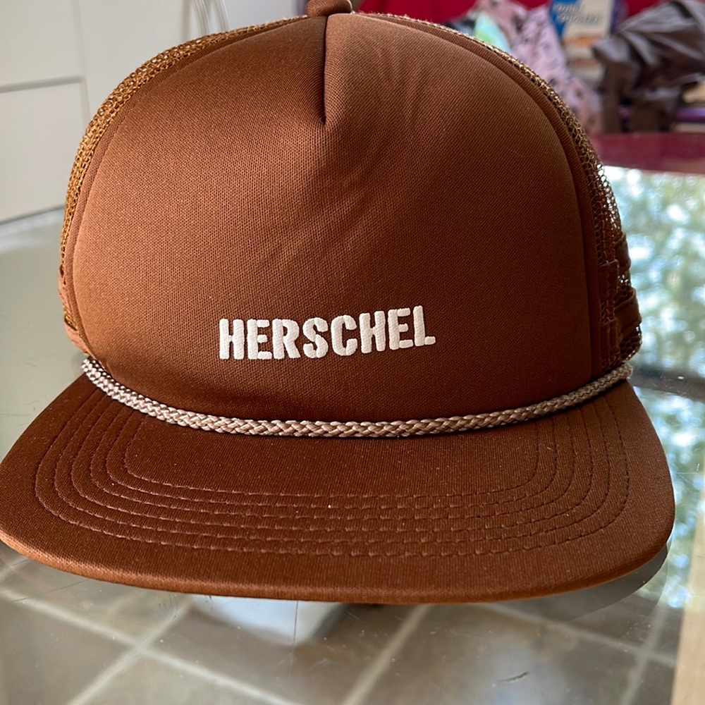Herschel, Men’s, Mesh back, adjustable soft front hat. NWT.